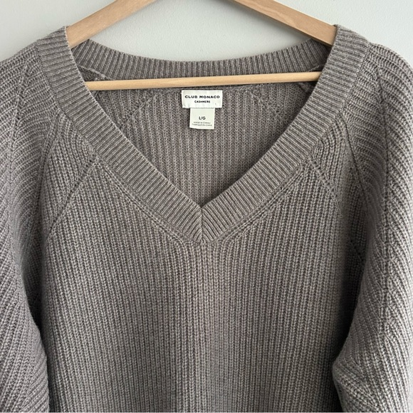Club Monaco 100% Cashmere V-Neck Sweater Womens Size Large - Picture 2 of 15